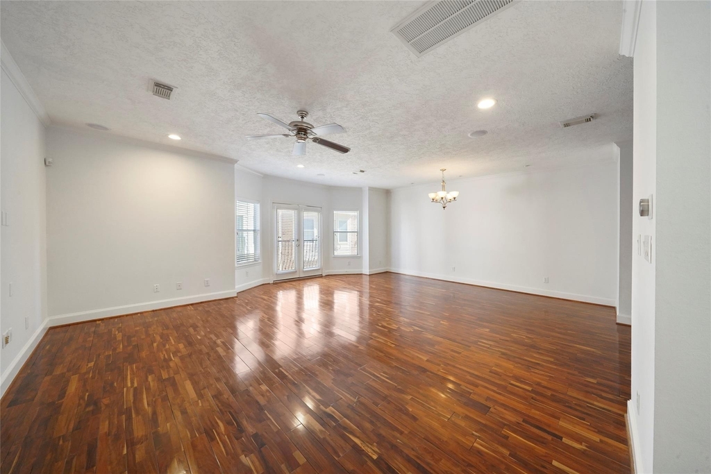 911 W 21st Street - Photo 1