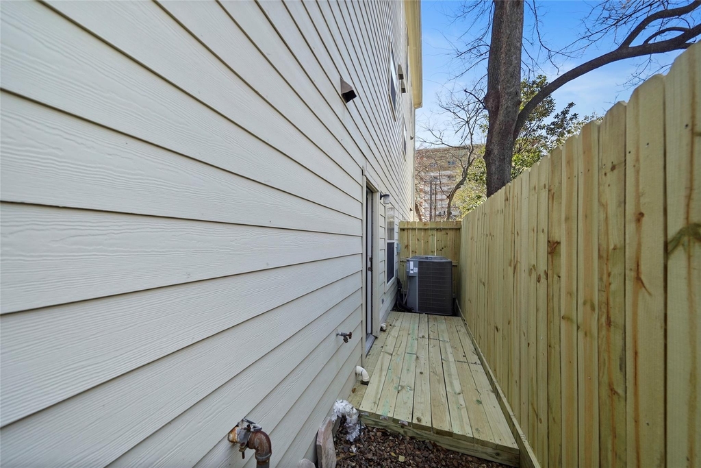911 W 21st Street - Photo 13