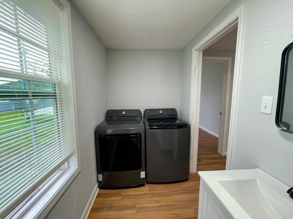1014 W 5th Street - Photo 5