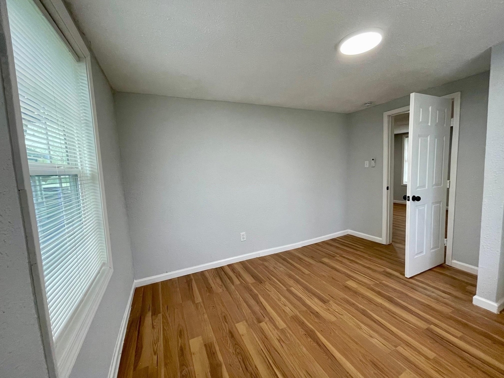 1014 W 5th Street - Photo 4