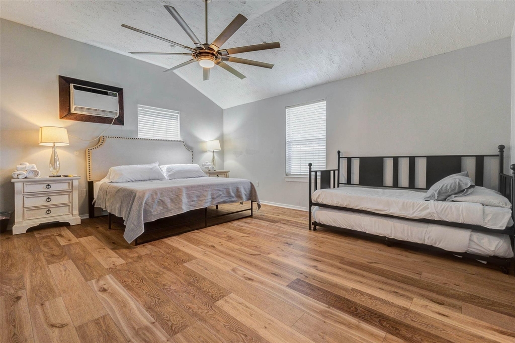 3205 Eastex Freeway - Photo 15