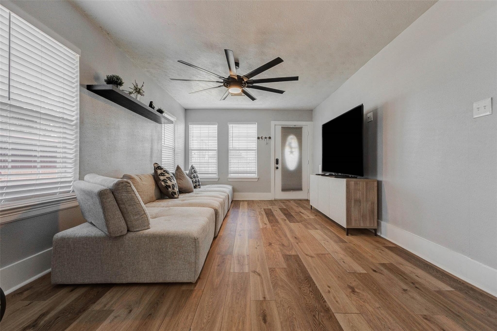 3205 Eastex Freeway - Photo 2