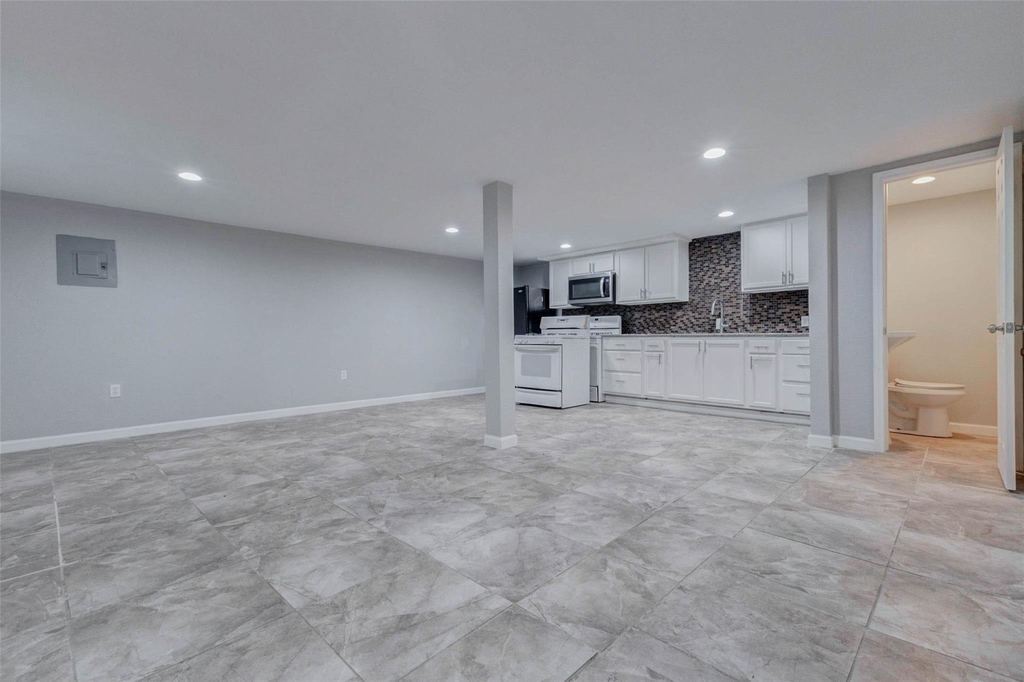 3205 Eastex Freeway - Photo 31
