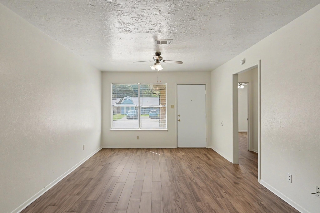 1605 Hazelwood Street - Photo 3