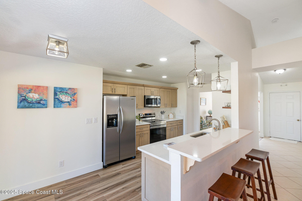 1905 Redwood Avenue - Photo 1
