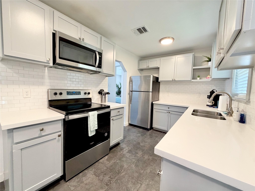 218 W 15th Street - Photo 3