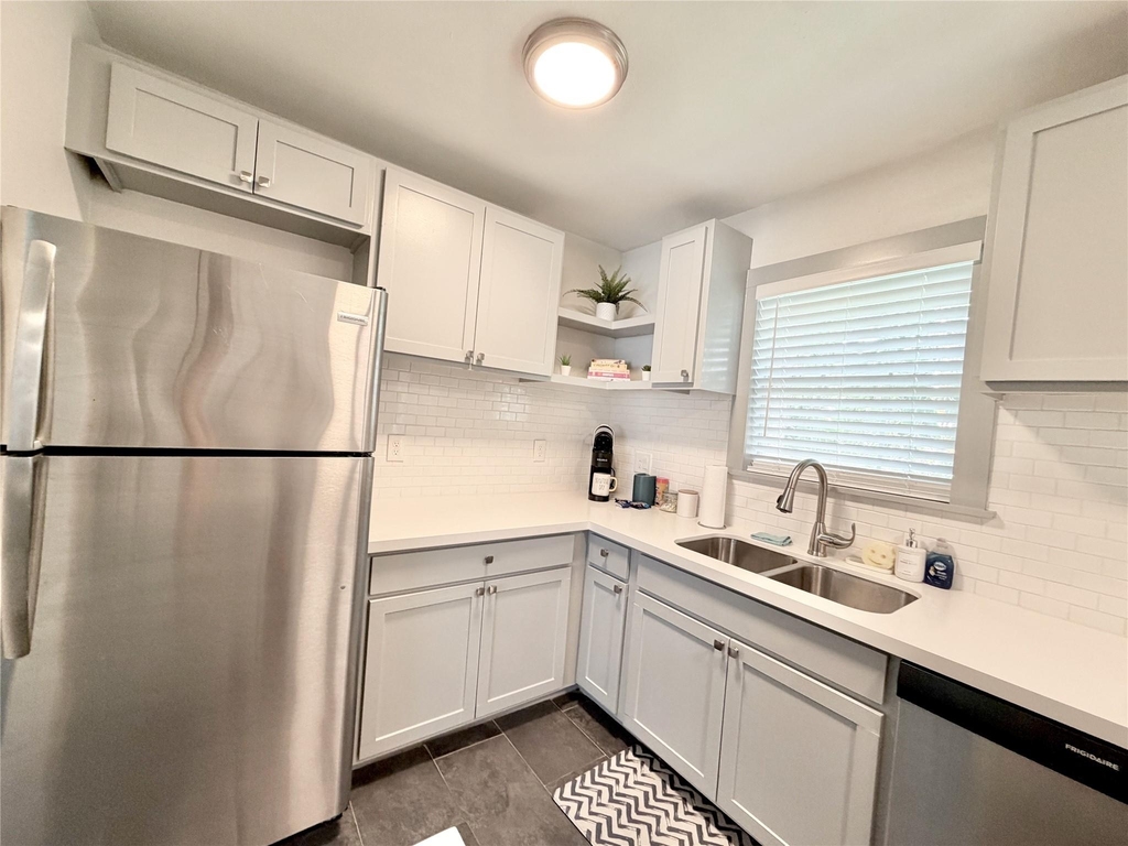 218 W 15th Street - Photo 4