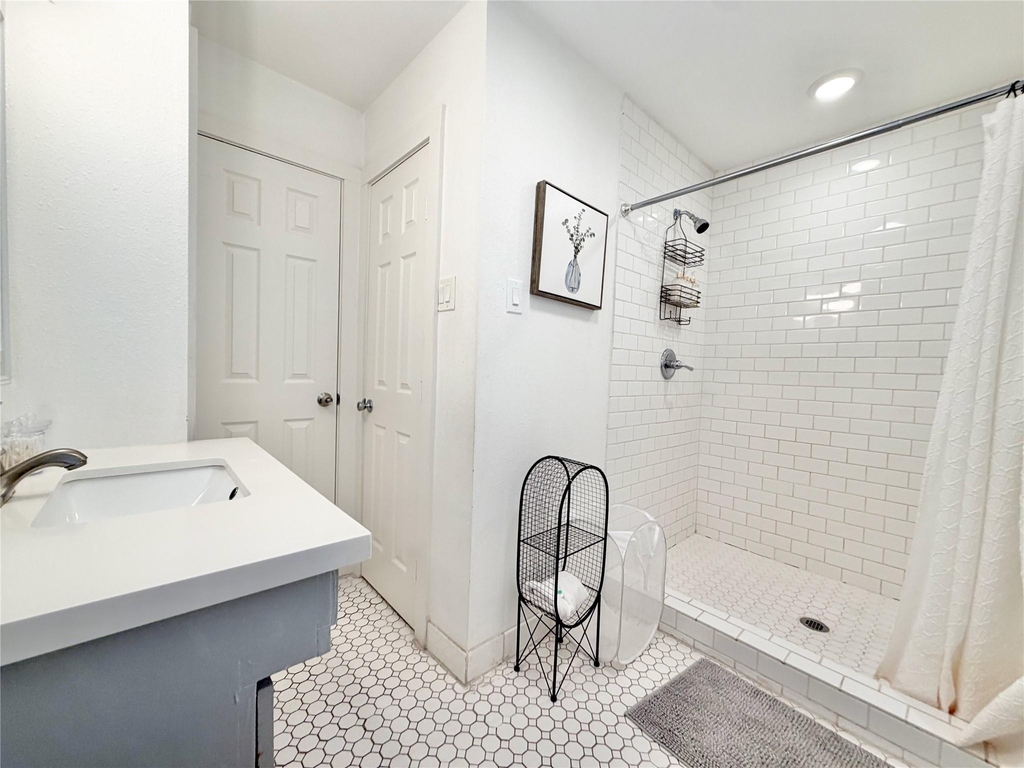 218 W 15th Street - Photo 8