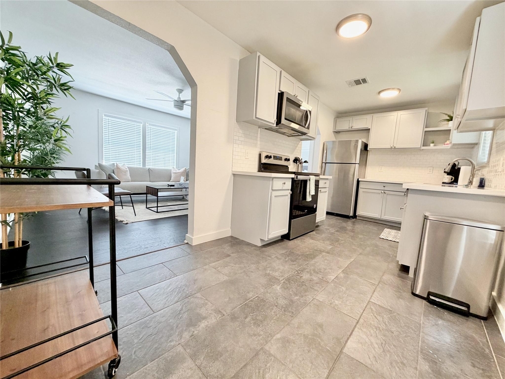 218 W 15th Street - Photo 2