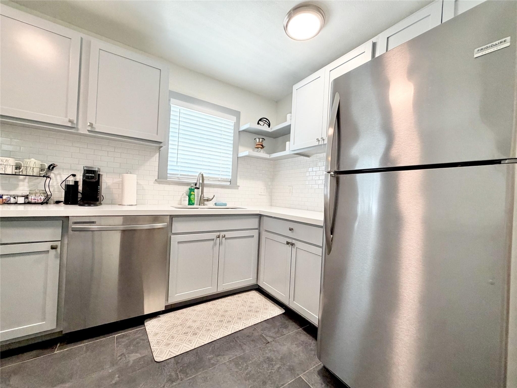 218 W 15th Street - Photo 6