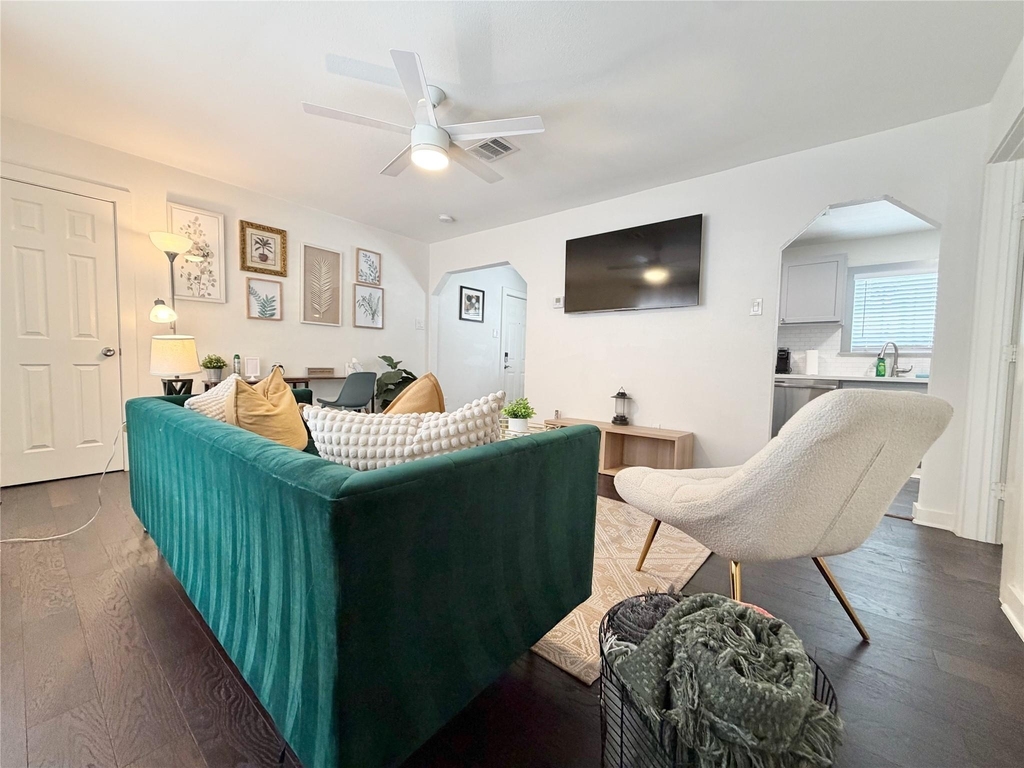 218 W 15th Street - Photo 2