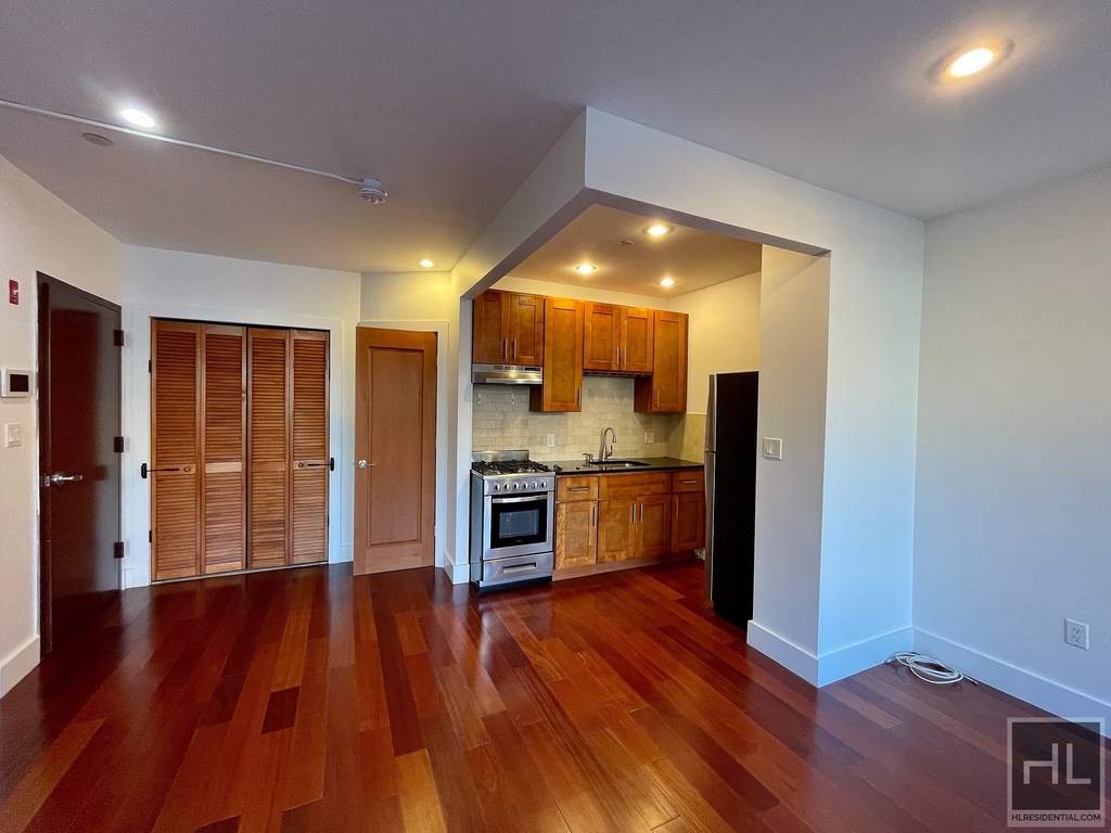 28 Avenue - Photo 0