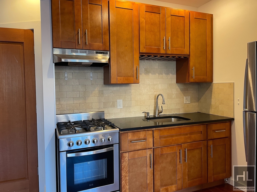 28 Avenue - Photo 2