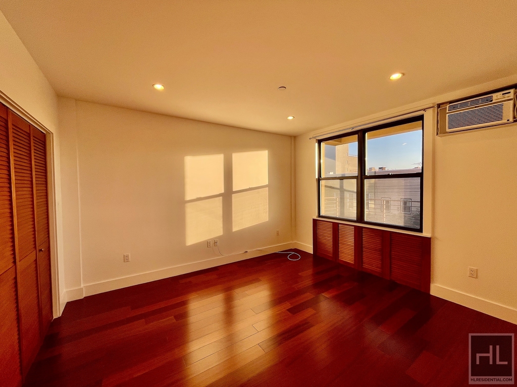 28 Avenue - Photo 7