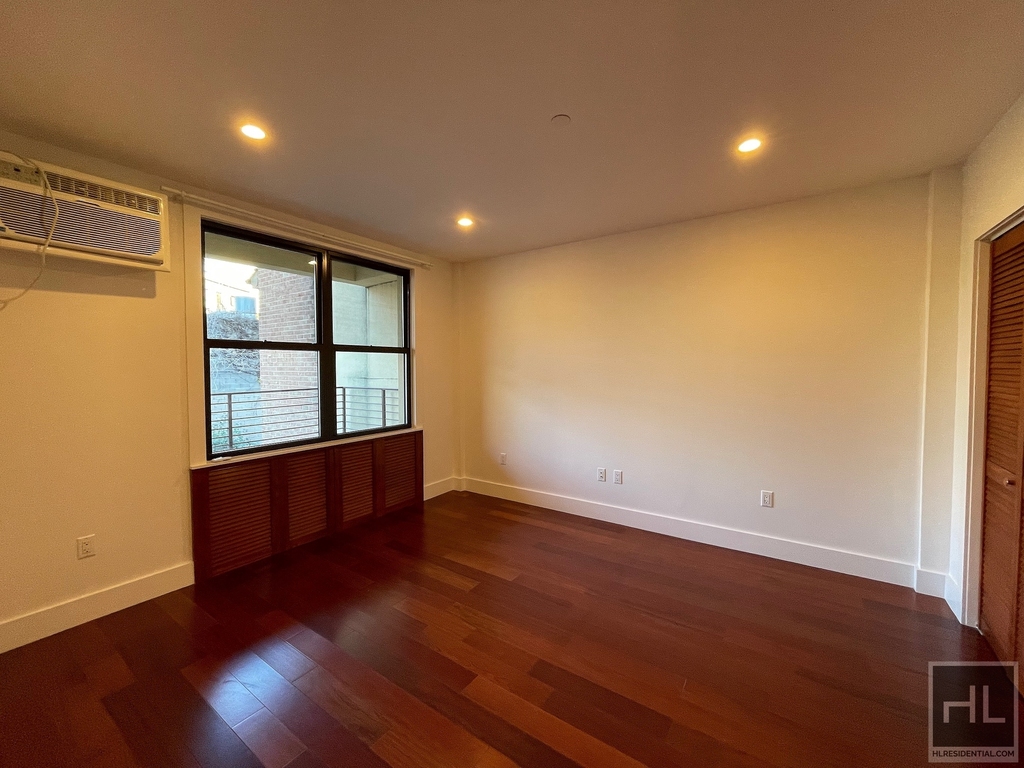 28 Avenue - Photo 8