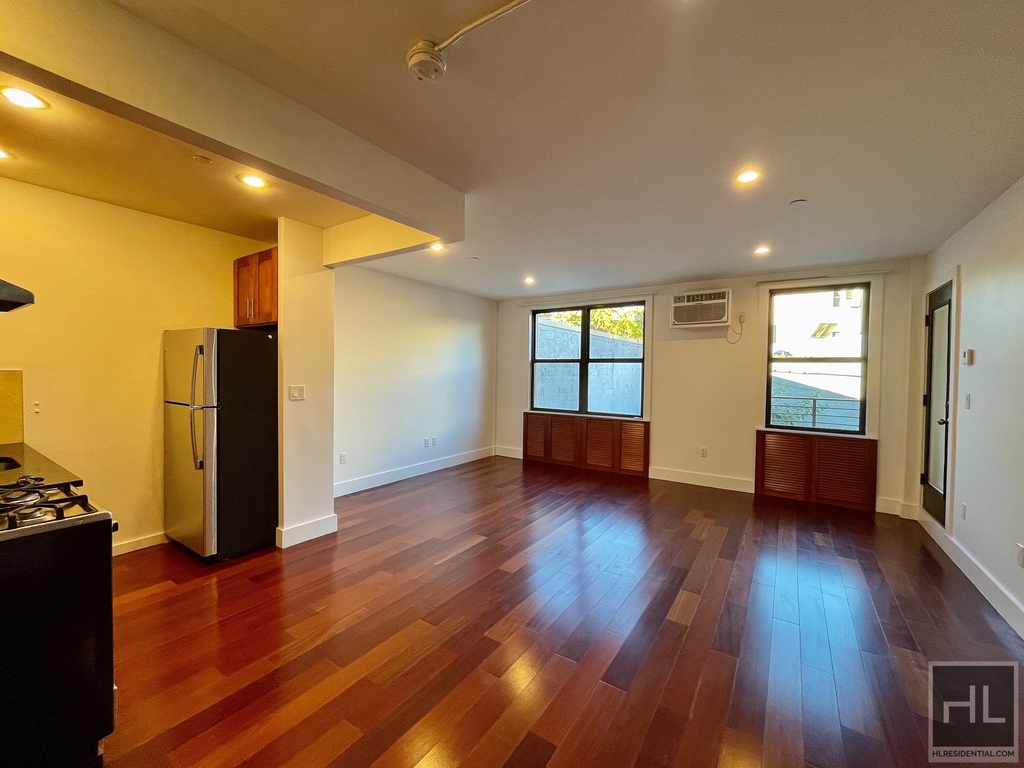 28 Avenue - Photo 5