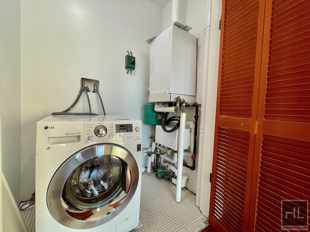 28 Avenue - Photo 3