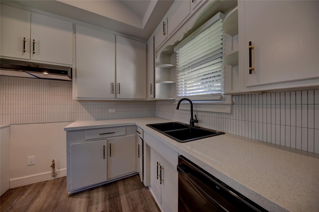 1311 Higgins Street - Photo 9
