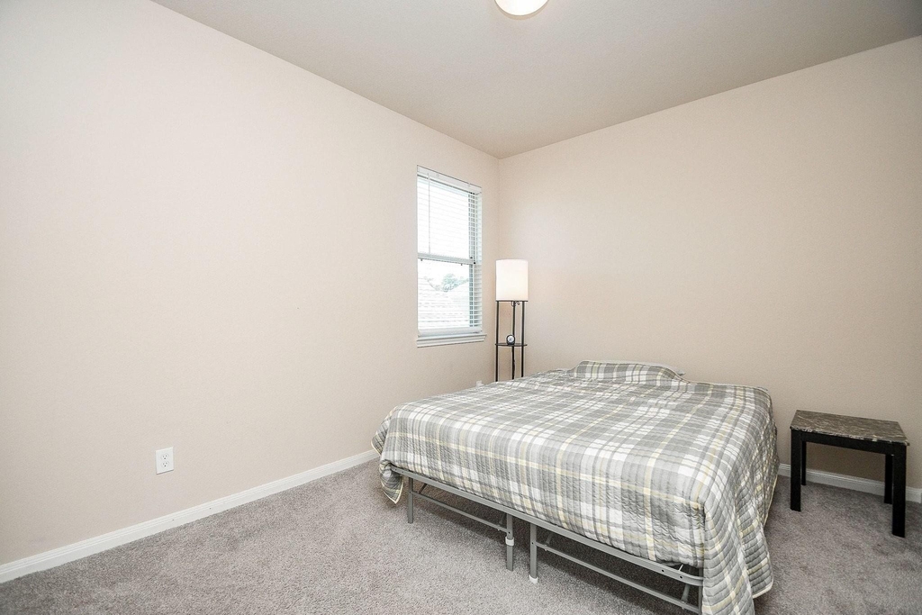 21024 Bracer Street - Photo 32