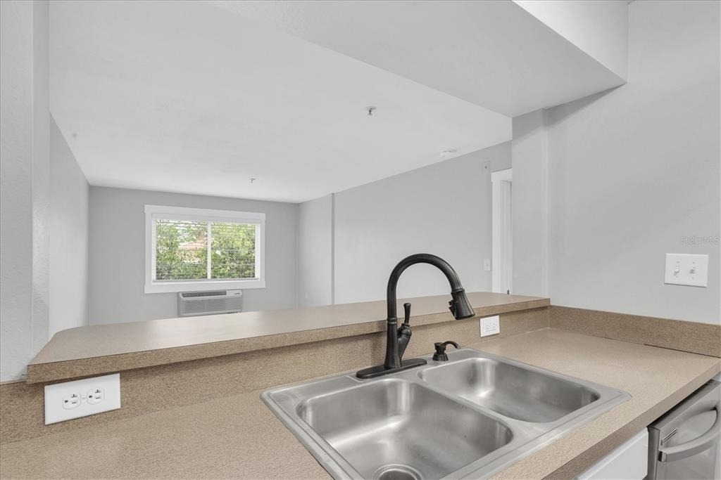 406 W Cedar Street - Photo 5