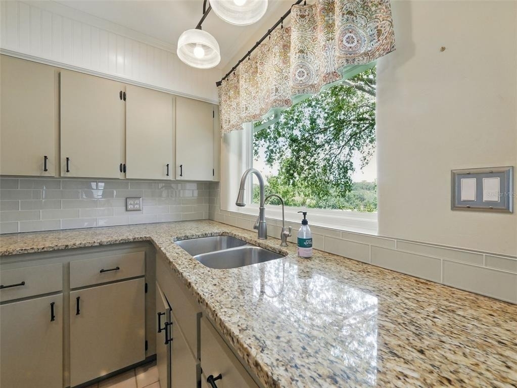 1426 Crestview Drive - Photo 9