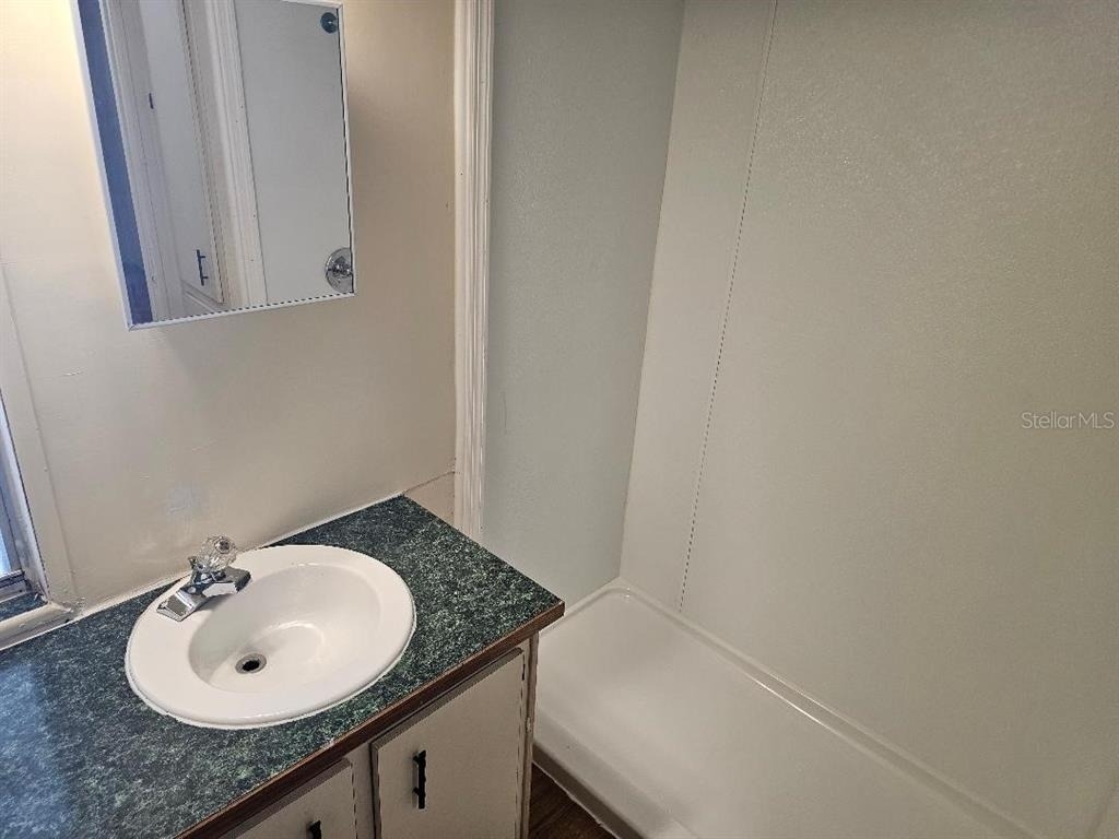 711 51st Avenue Plaza W - Photo 11
