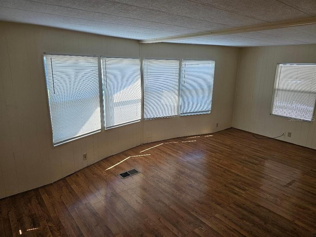 711 51st Avenue Plaza W - Photo 5