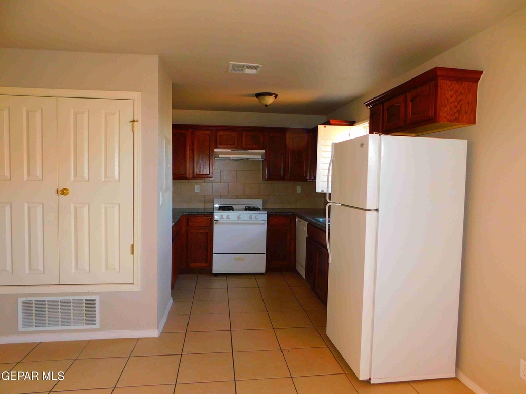 10021 Railroad Drive - Photo 12