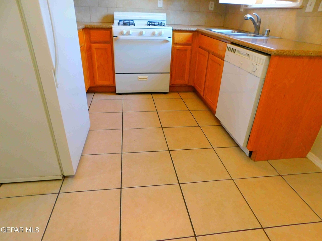 10051 Railroad Drive - Photo 12