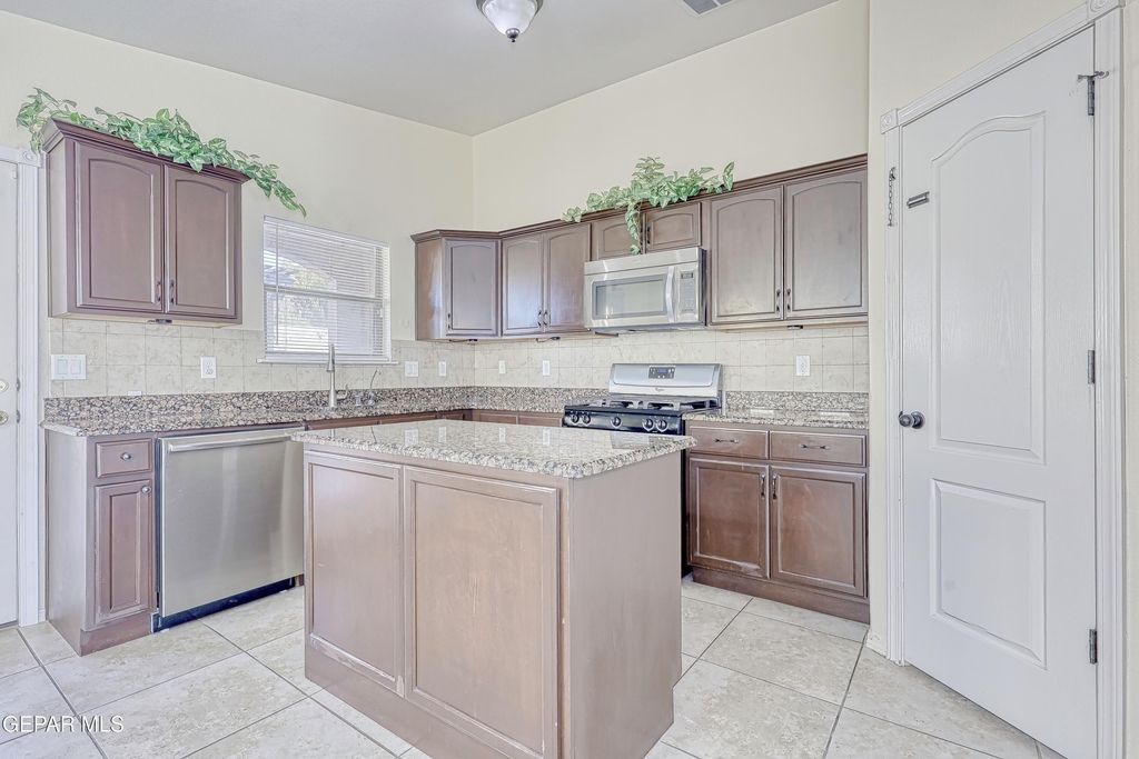 14325 Woods Point Avenue - Photo 10