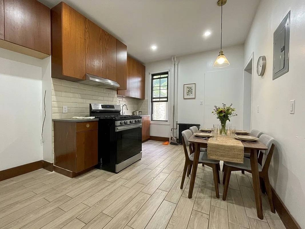 1639 Dekalb Avenue - Photo 1