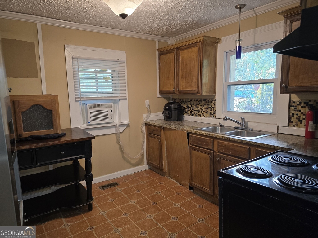 3220 Memorial Drive - Photo 3