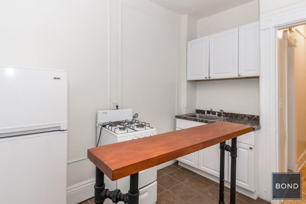 158 West 15th Street - Photo 1