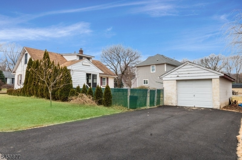 24 Morris Ave - Photo 3