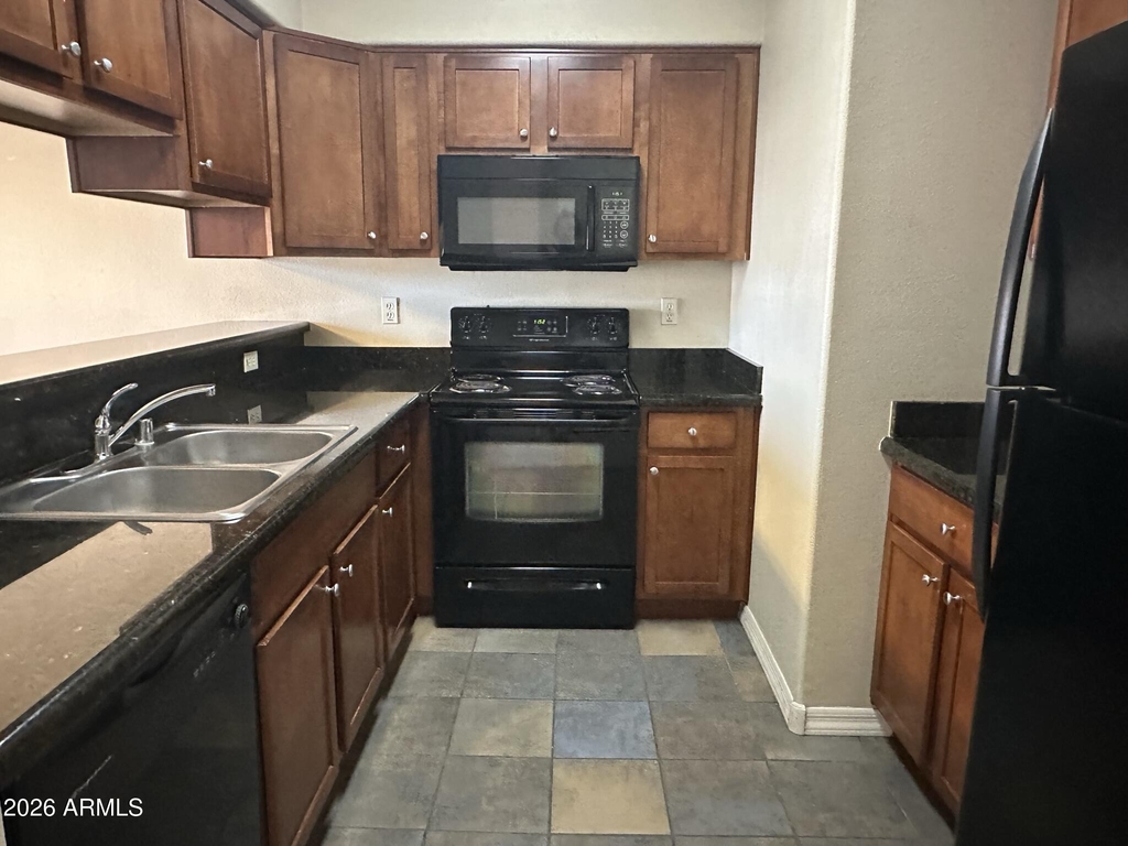 1117 E 8th Street - Photo 4