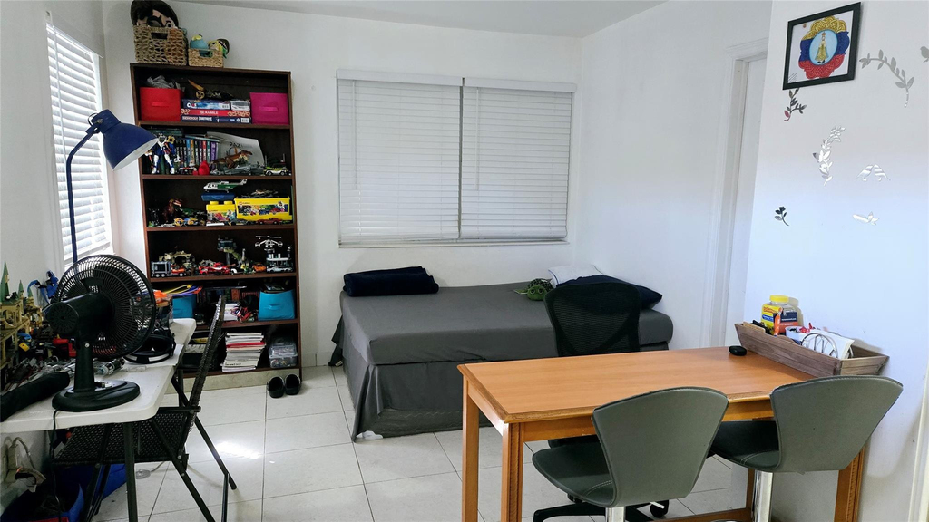 2213 Lincoln Street - Photo 3