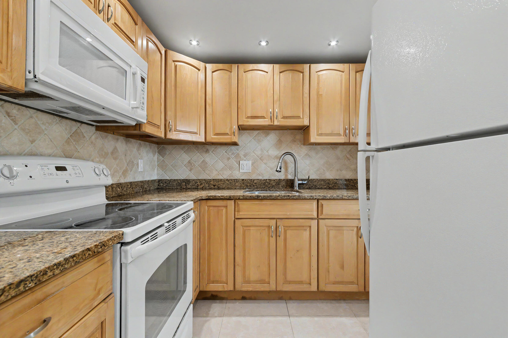 2555 Ne 11th Street - Photo 5