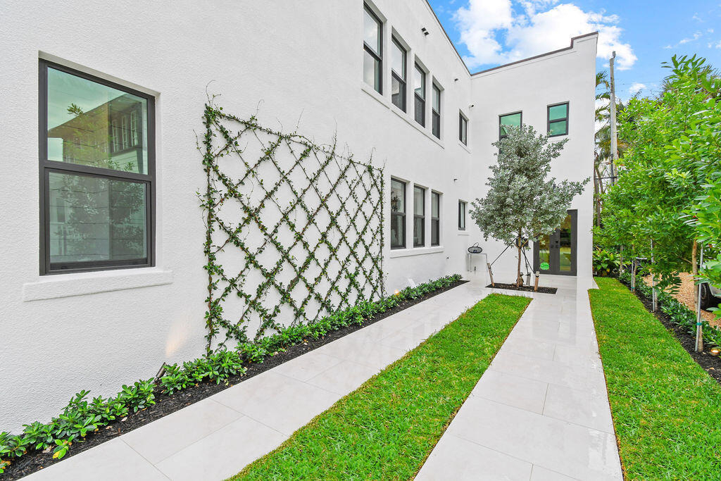 226 Oleander Avenue - Photo 2