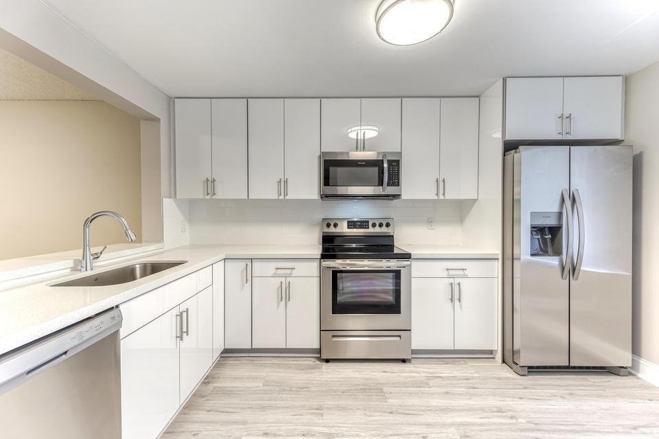 230 Se 10th Street - Photo 1