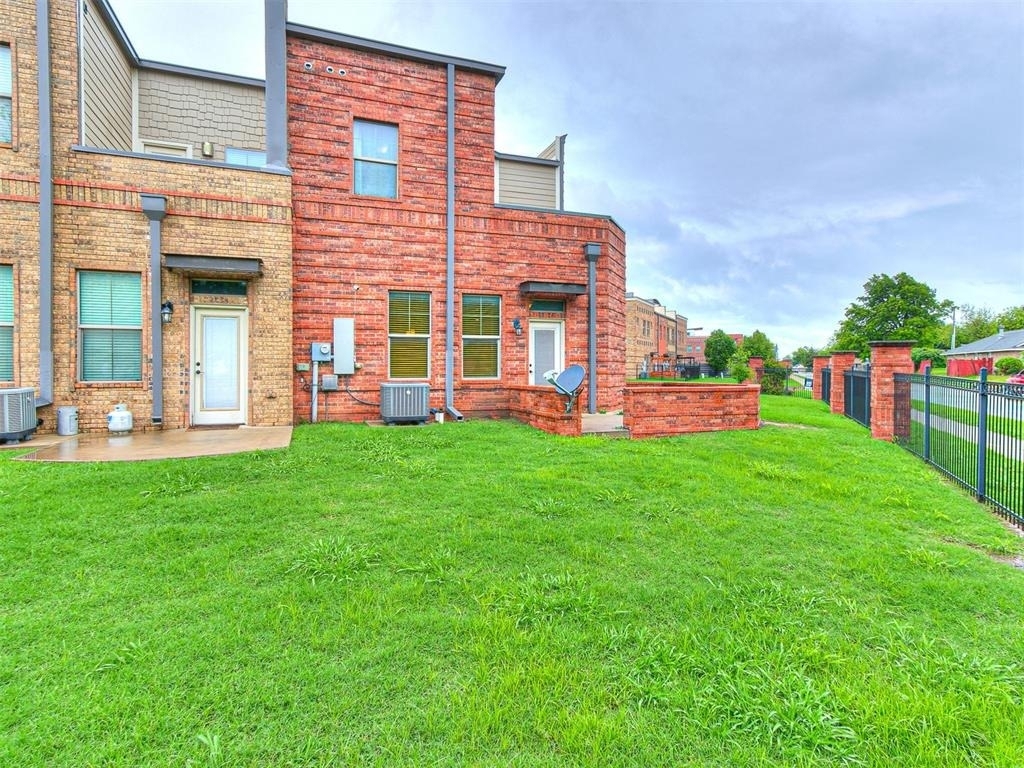 589 S Fretz Avenue - Photo 4