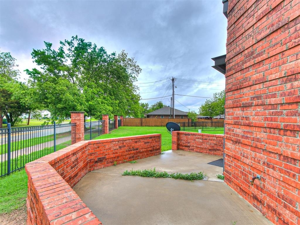 589 S Fretz Avenue - Photo 2