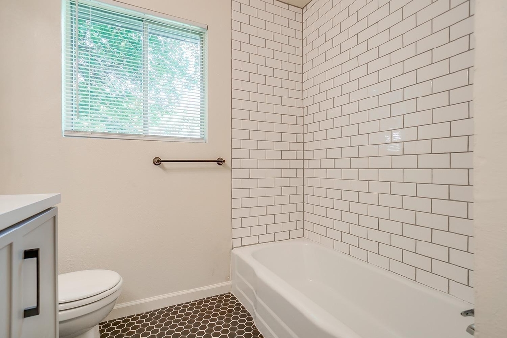 128 Se Robert Street - Photo 10