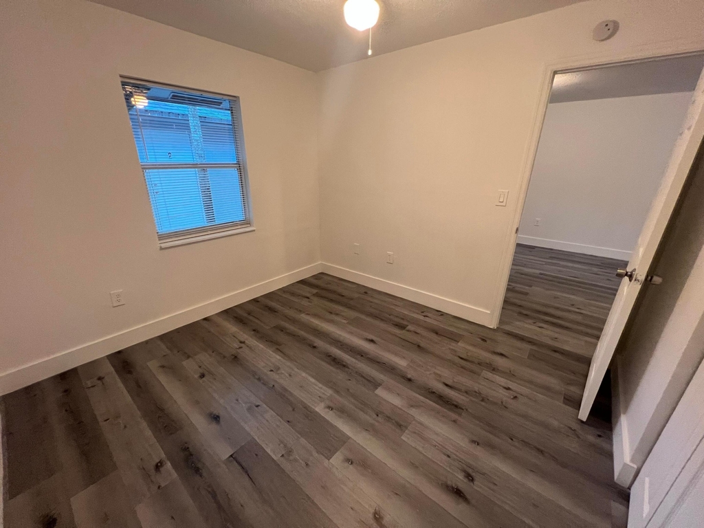 242 Nw 14th Street - Photo 8