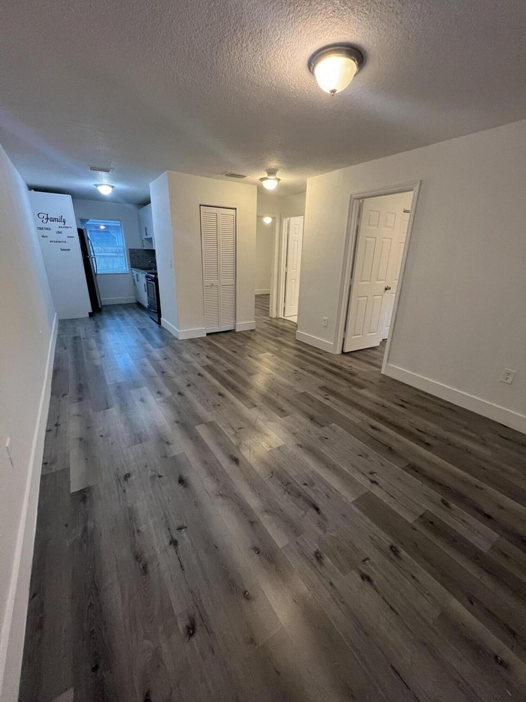 242 Nw 14th Street - Photo 2