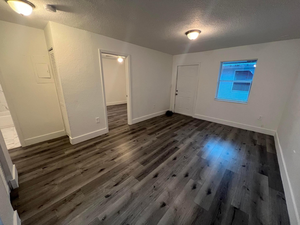 242 Nw 14th Street - Photo 3