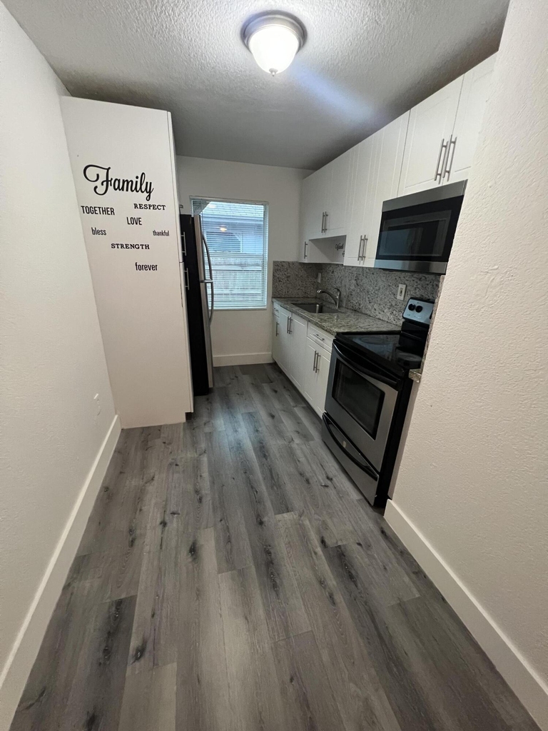 242 Nw 14th Street - Photo 4