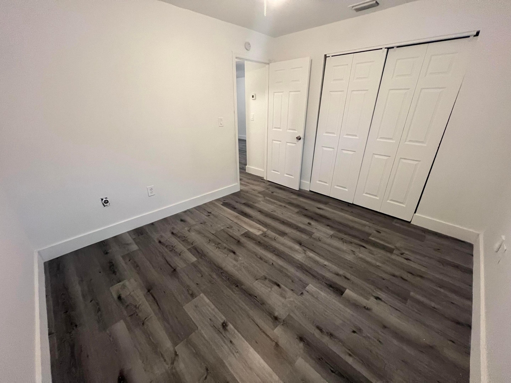 242 Nw 14th Street - Photo 12