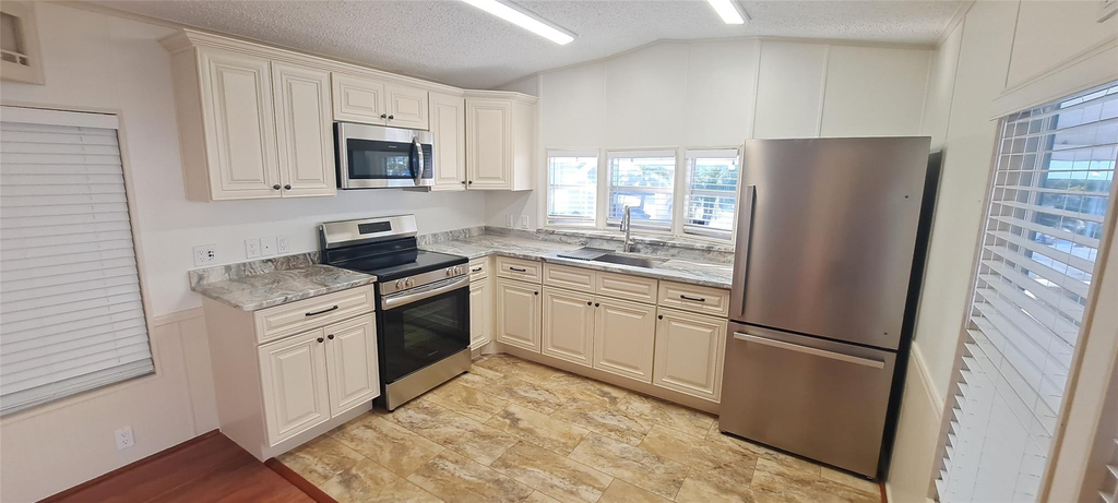 5362 Se 65th Avenue - Photo 3