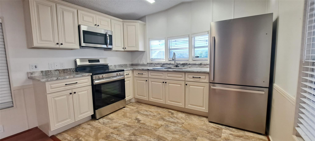 5362 Se 65th Avenue - Photo 2