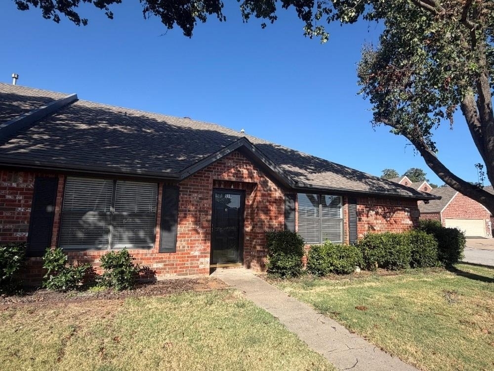 910 Austin - Photo 1